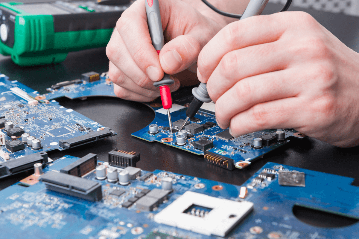 回路基板を修理・解析している様子