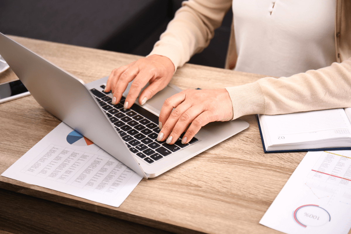 明るい室内で、整然としたデスク環境が広がる職場風景