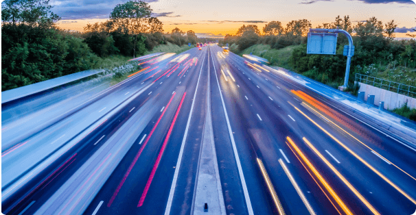 高速道路を走る交通システムのイメージ