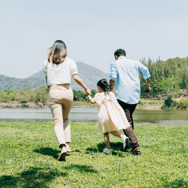 オフィス内のデスクと椅子の写真
