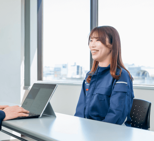 スーツ姿で会話する男性と女性の写真